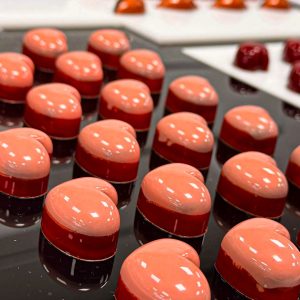 Bonbon artizanal din ciocolată neagră cu cremă de fistic