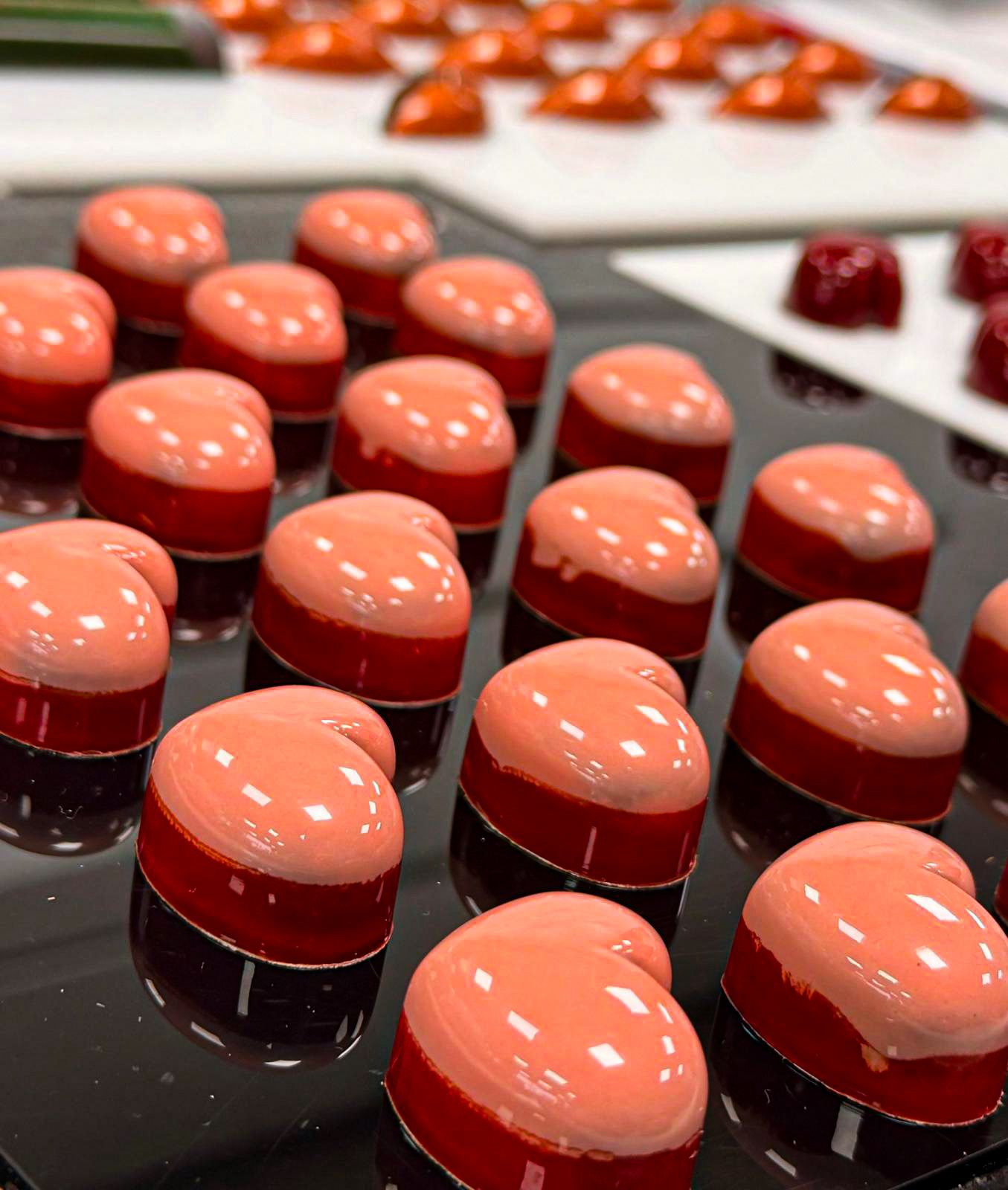 Bonbon artizanal din ciocolată neagră cu cremă de fistic