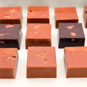 Mini tablete artizanale din ciocolată belgiană și migdale crocante
