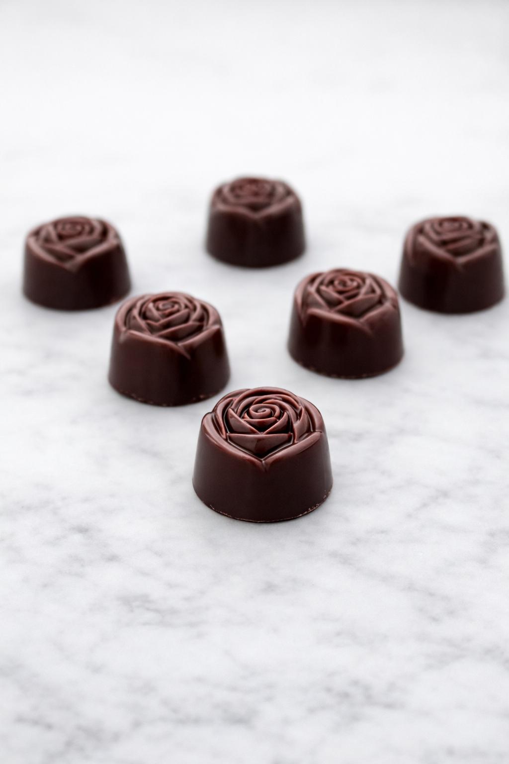 Bobon artizanal din ciocolată neagră cu ganache de cafea - imagine 2