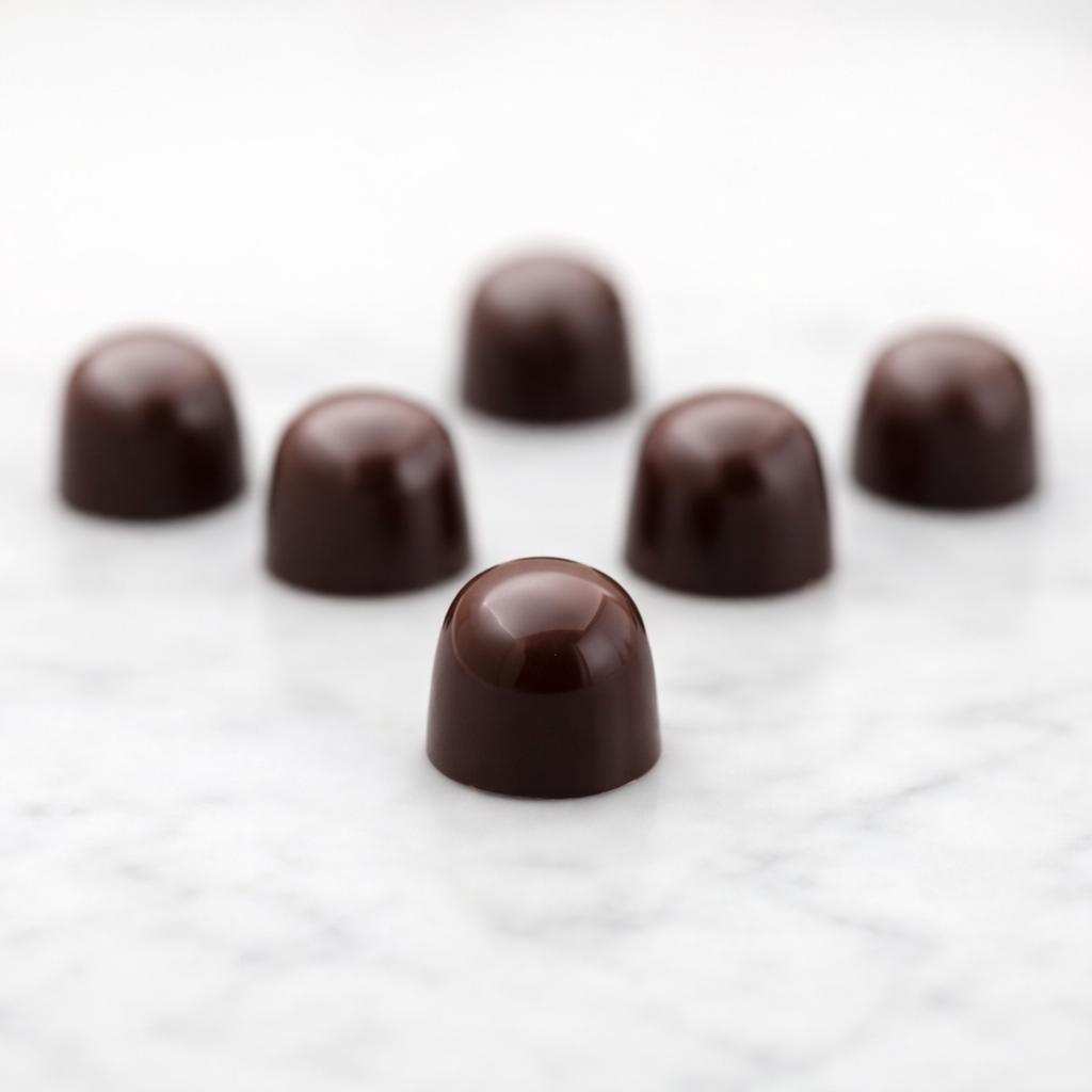 Bonbon artizanal din ciocolată neagră cu ganache de matcha - imagine 2